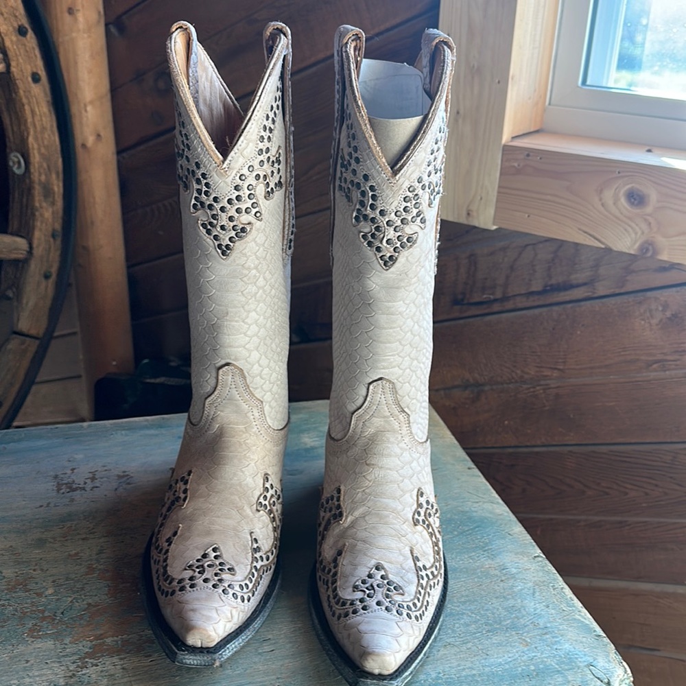 Old Gringo gorgeous bone color boots. New, never worn, without box.
